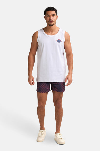Maillot de bain bleu de Petrol Industries avec un motif, combiné avec un chemise blanc et des chaussures crème.