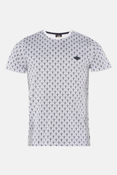 T-shirt blanc à manches courtes de Petrol Industries avec un motif à rayures bleues et une patch logo.