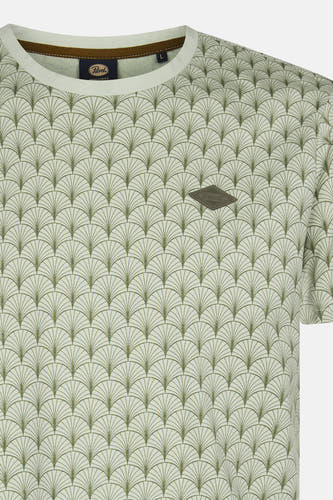 T-shirt vert avec manches courtes de Petrol Industries, avec un motif de plumes art déco et une épinglette logo sur la poitrine.