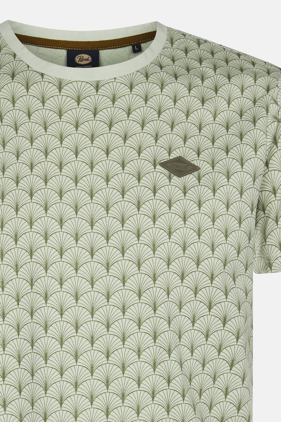 T-shirt vert avec manches courtes de Petrol Industries, avec un motif de plumes art déco et une épinglette logo sur la poitrine.