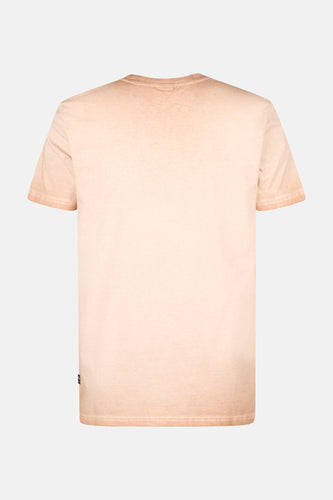 Achterkant perzikkleurig T-shirt.