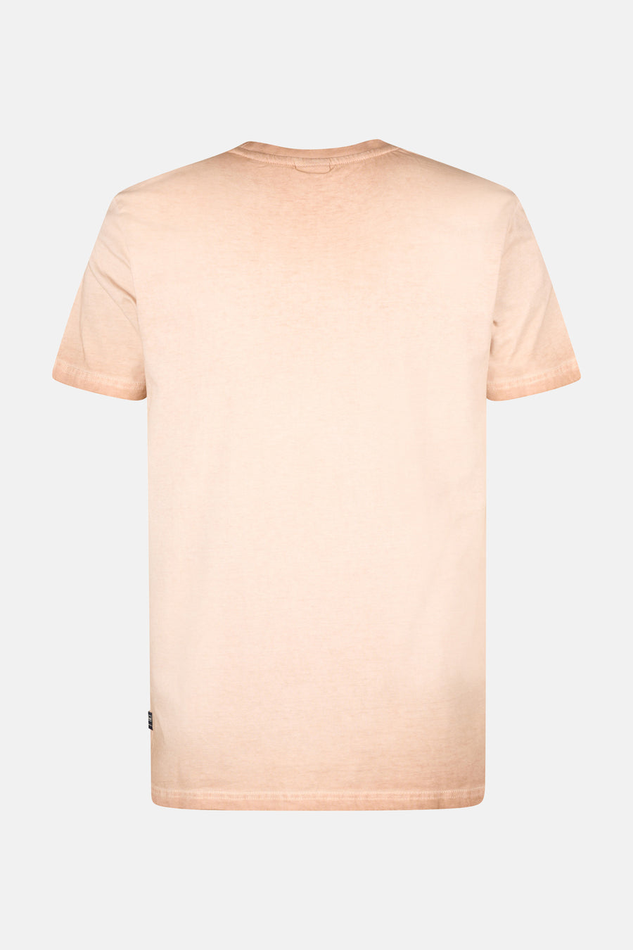 Achterkant perzikkleurig T-shirt.