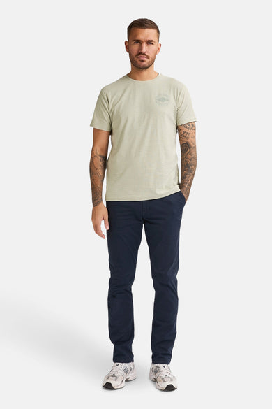 T-shirt vert avec manches courtes de Petrol Industries, avec un col rond et un petit logo sur la poitrine.