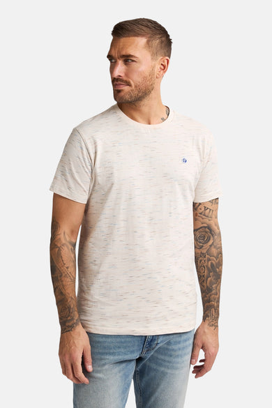 T-shirt écru à manches courtes de Petrol Industries®, avec un motif tissé et un logo bleu sur la poitrine.