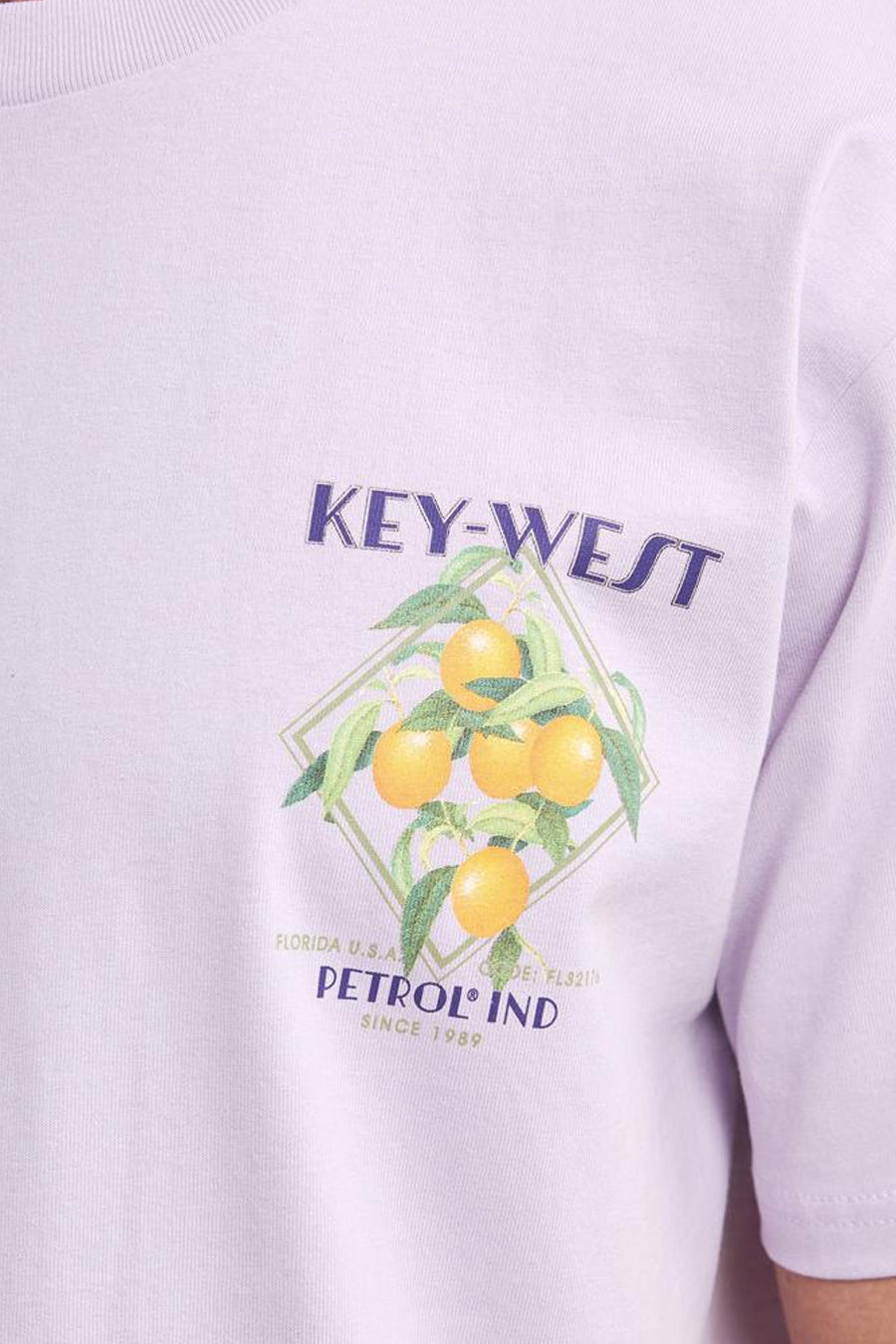 Lila shirt met afbeelding van sinaasappels en de tekst "Key-West".