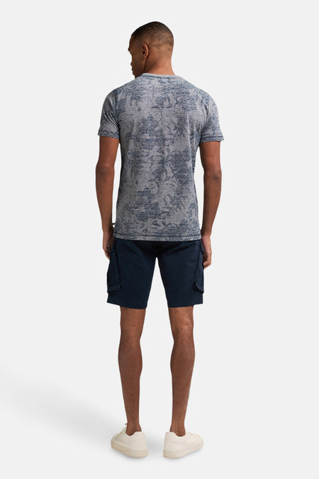 T-shirt bleu à manches courtes de Petrol Industries avec un motif bleu marine flou, vu de dos.