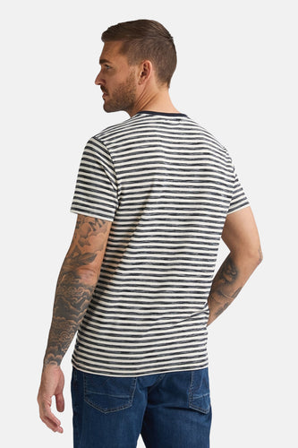 Achterkant van een man met gestreept shirt en spijkerbroek.