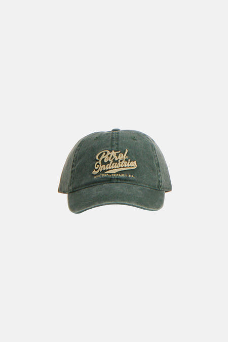 Casquette verte de Petrol Industries, avec une fermeture à sangle réglable à l'arrière.
