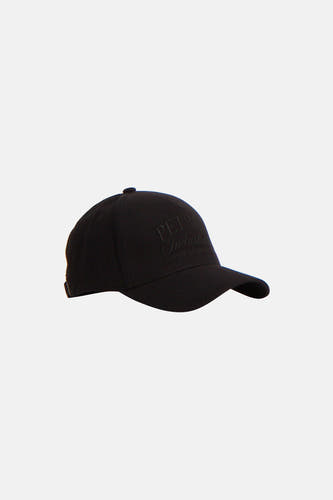 Casquette noire de Petrol Industries avec un détail de logo brodé sur le devant.