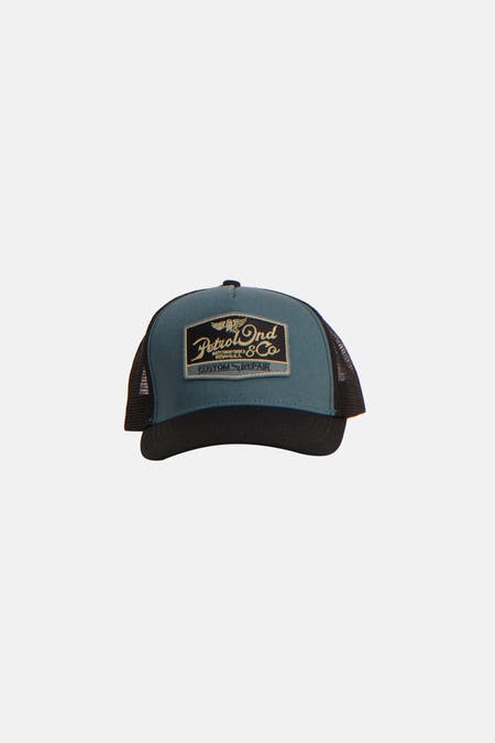 Casquette verte de Petrol Industries, avec arrière en maille noire et fermeture réglable.