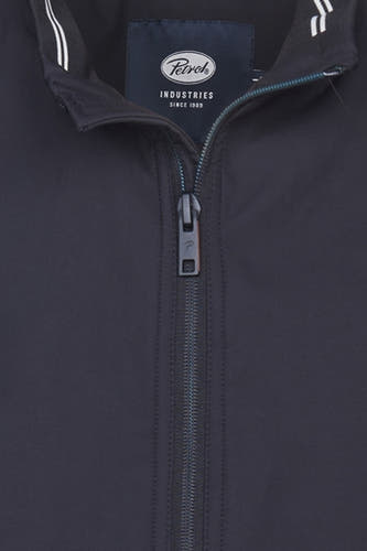 Veste courte noire de Petrol Industries, avec une fermeture éclair et une étiquette de marque dans le col.