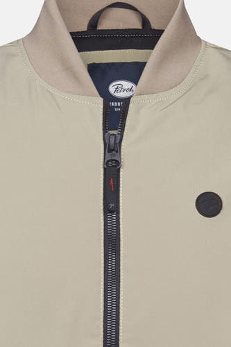 Manteau court beige de Petrol Industries avec une fermeture éclair noire et un patch rond.