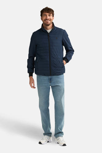 Short blue jack of Petrol Industries, with long sleeves, worn with jeans and sneakers.