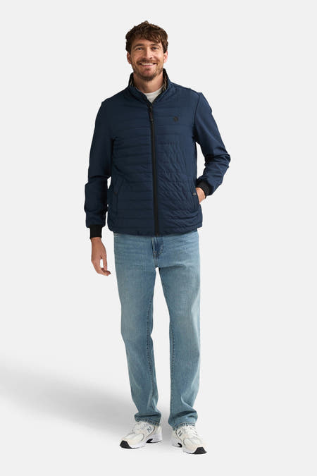 Short blue jack of Petrol Industries, with long sleeves, worn with jeans and sneakers.