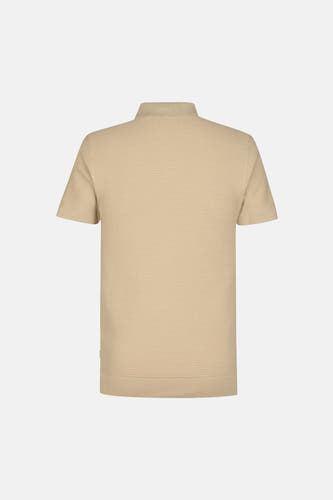 Polo beige à manches courtes de Petrol Industries, avec un fin motif côtelé et un col plat, vu de derrière.