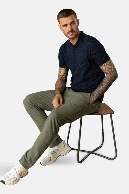 T-shirt bleu à manches courtes de Petrol Industries, avec un motif subtil, porté avec un pantalon kaki et des baskets.
