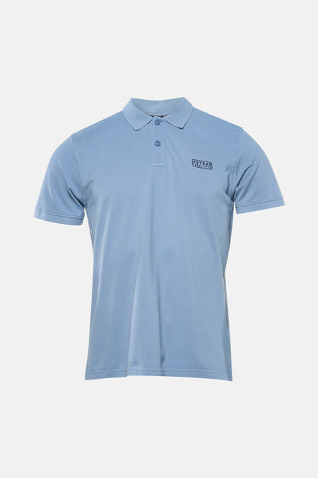 Polo bleu de Petrol Industries, avec un petit logo sur la poitrine.