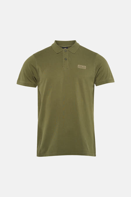 Polo verte de Petrol Industries à manches courtes avec un patch logo, combinée avec un jean bleu et des baskets blanches.