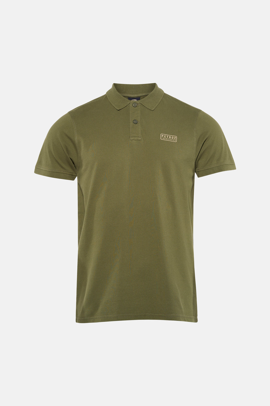 Polo verte de Petrol Industries à manches courtes avec un patch logo, combinée avec un jean bleu et des baskets blanches.