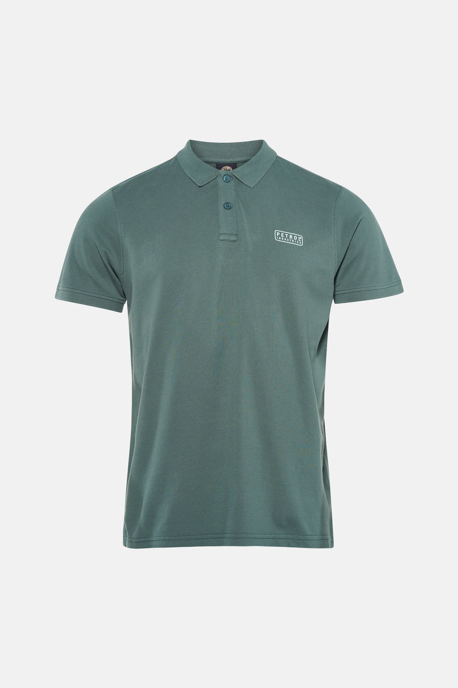 Polo verte de Petrol Industries à manches courtes avec un logo sur la poitrine, portée avec un jean clair et des baskets.