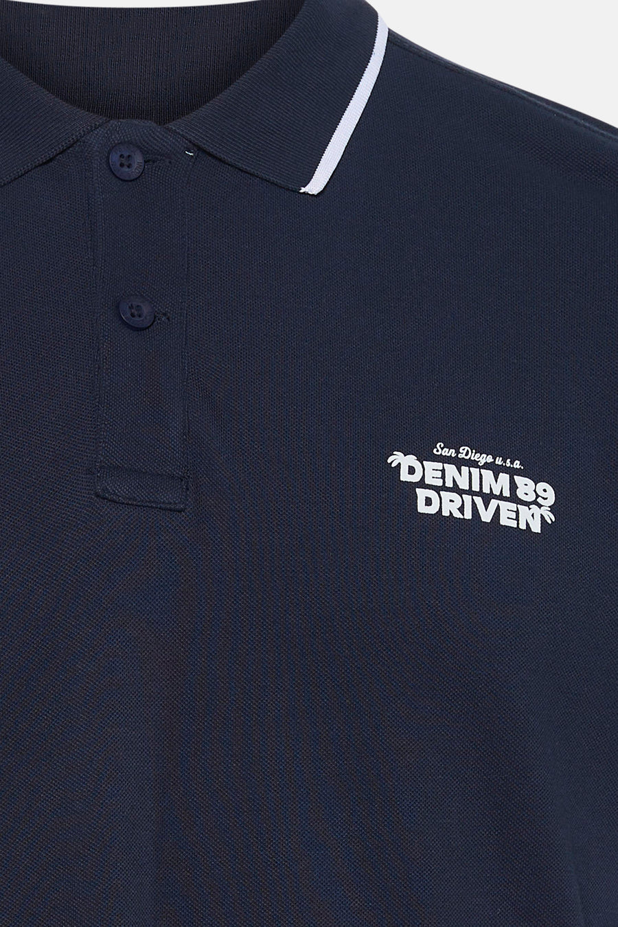 Polo bleu à manches courtes de Petrol Industries®, avec une bande d'accent blanche sur le col et un logo imprimé.