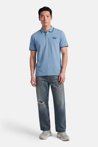 Blauw poloshirt met korte mouwen van Petrol Industries®, met donkerblauwe accenten aan de kraag en mouwen.