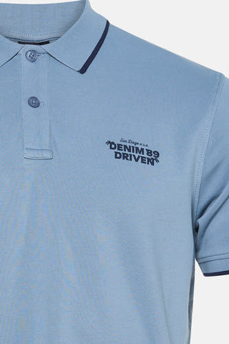 Polo bleu à manches courtes de Petrol Industries, avec un passepoil bleu foncé le long du col et des manches et un petit imprimé.