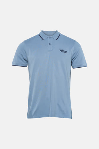 Polo bleu à manches courtes de Petrol Industries®, avec des accents bleu foncé au col et aux manches.