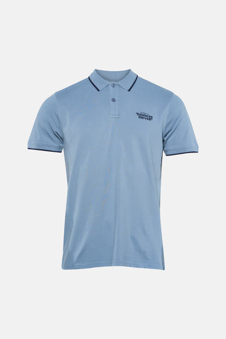 Polo bleu à manches courtes de Petrol Industries®, avec des accents bleu foncé au col et aux manches.