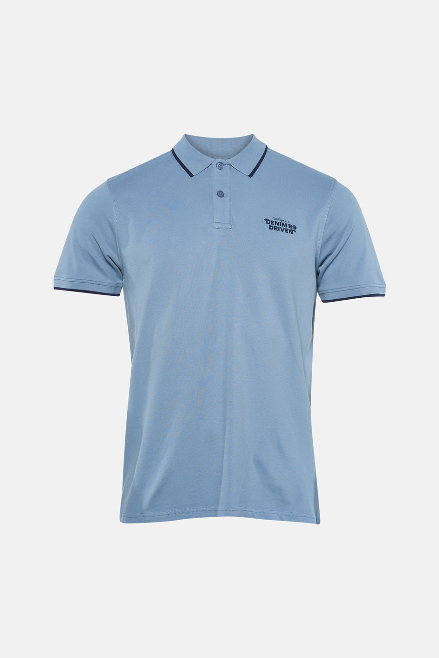 Polo bleu à manches courtes de Petrol Industries®, avec des accents bleu foncé au col et aux manches.