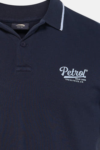Polo bleu de Petrol Industries avec détail blanc au col et un logo sur la poitrine.