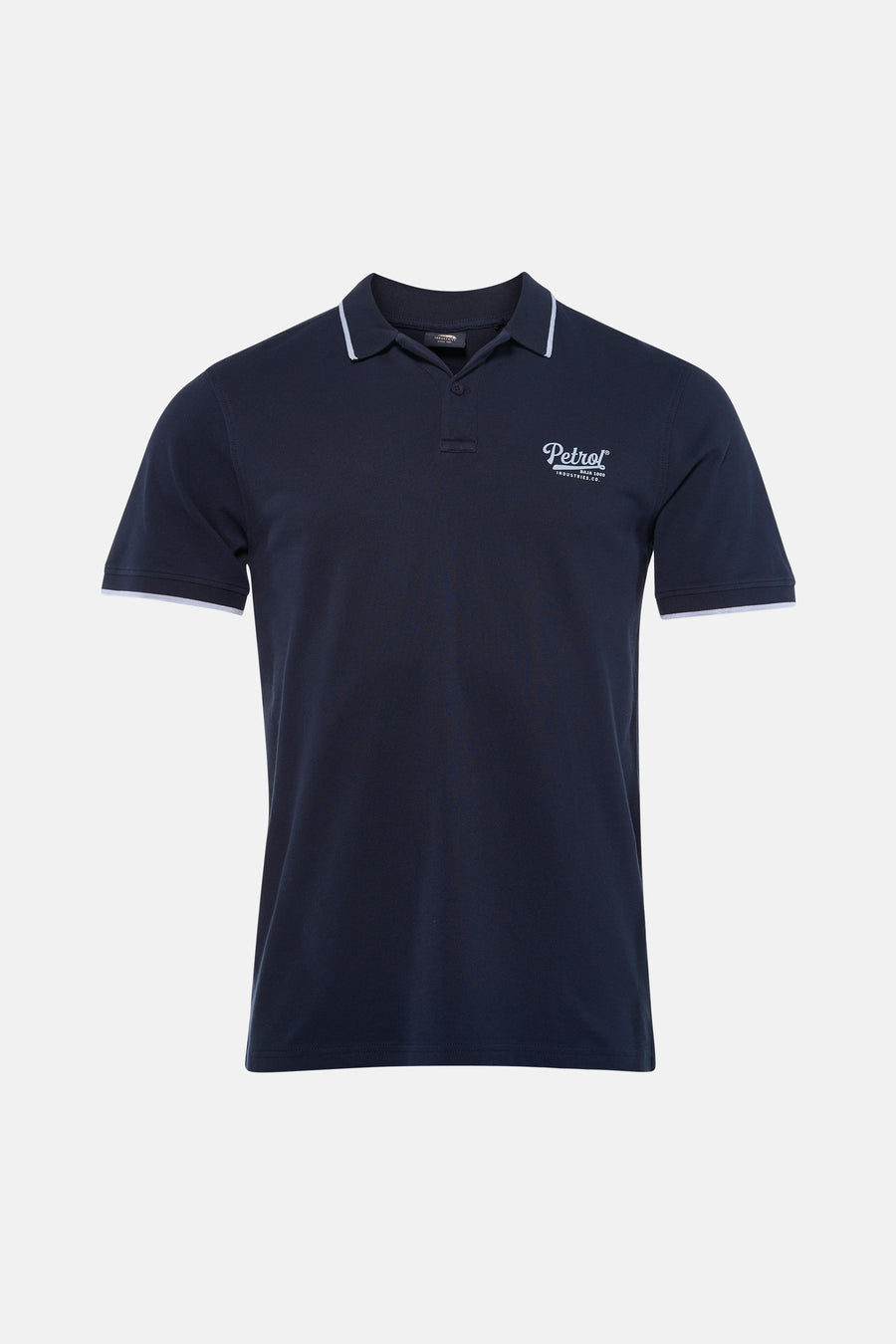 Polo bleue de Petrol Industries avec des accents blancs sur le col et les manches, à combiner avec un jean et des baskets.