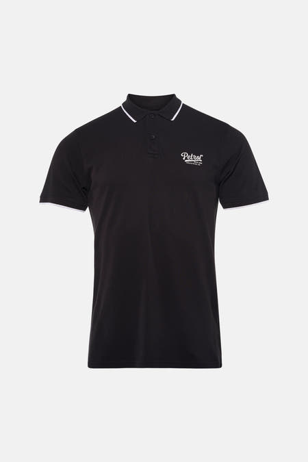 Polo noire de Petrol Industries, à manches courtes et avec des accents blancs sur le col et les manches.