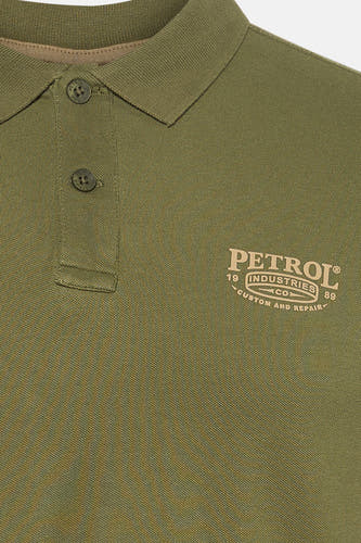 Polo verte à manches courtes de couleur verte de Petrol Industries, avec logo sur la poitrine et fermeture à boutons.