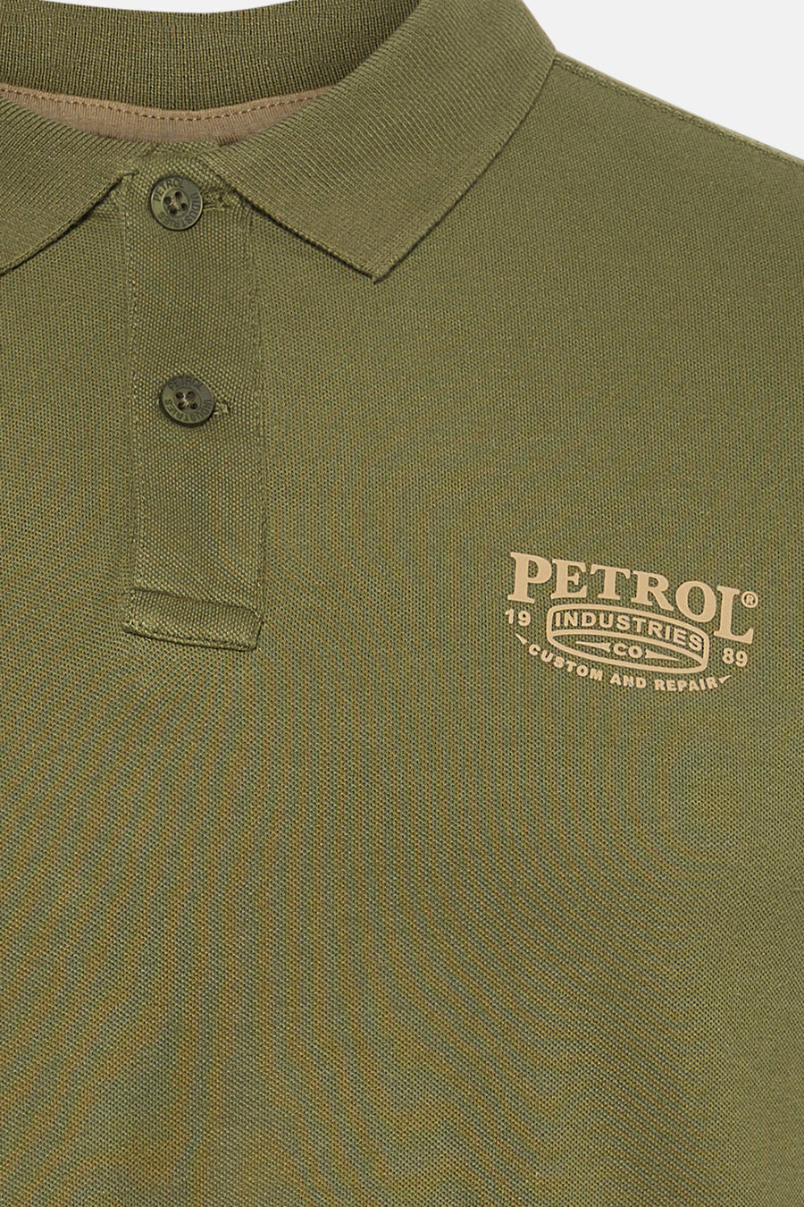 Polo verte à manches courtes de couleur verte de Petrol Industries, avec logo sur la poitrine et fermeture à boutons.