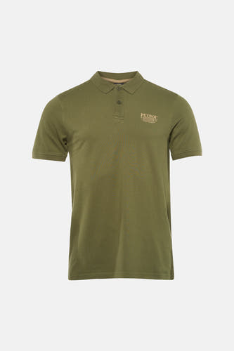 Polo verte à manches courtes verte de Petrol Industries®, portée avec un jean et des baskets grises.