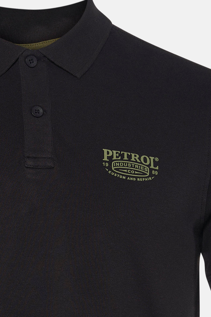 Polo noire à manches courtes de Petrol Industries, avec un logo sur la poitrine.