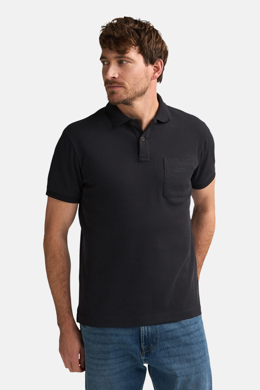 Polo noire de Petrol Industries, à manches courtes et à texture unie, vue de dos.