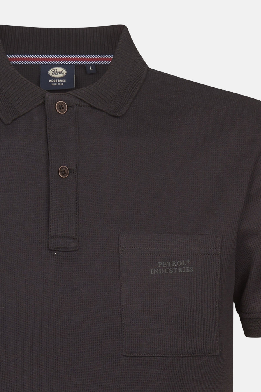 Polo noire à manches courtes de Petrol Industries avec poche poitrine, finition boutonnée.