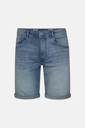 Jean court en denim bleu clair de Petrol Industries, avec des poches surmontées et un lavage subtil.