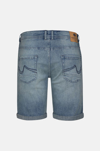 Jean court en denim bleu clair de Petrol Industries, avec des poches arrière et des ourlets rabattus, dos.