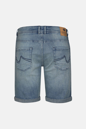 Jeansshort van lichtblauw denim van Petrol Industries, met achterzakken en omgeslagen pijpen, achterkant.