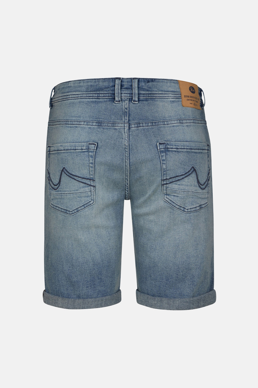 Jeansshort van lichtblauw denim van Petrol Industries, met achterzakken en omgeslagen pijpen, achterkant.