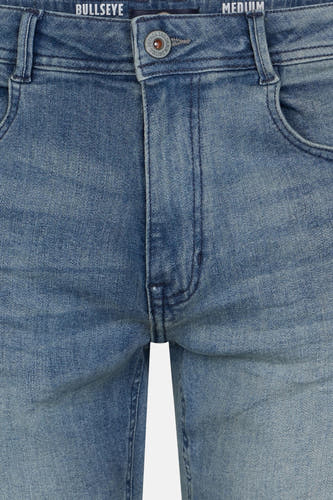 Jean court bleu clair de Petrol Industries, avec un effet stonewash et des petites coutures.