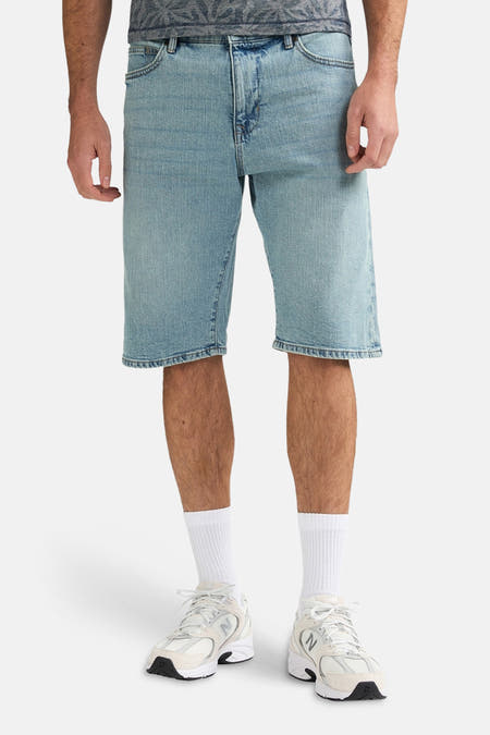 Short en jean bleu clair de Petrol Industries, avec une taille classique et un délavage subtil.