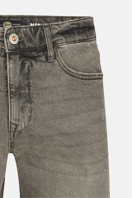 Short en jean gris de Petrol Industries, gros plan sur la ceinture et la poche, avec bouton métallique.