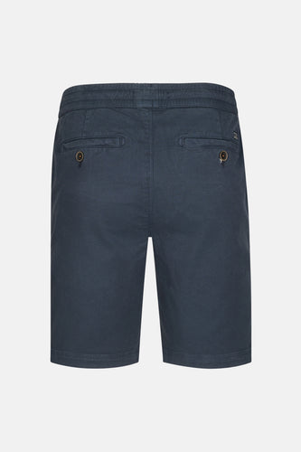 Blauwe short van Petrol Industries met zakken aan de achterkant en trekkoord in de tailleband.