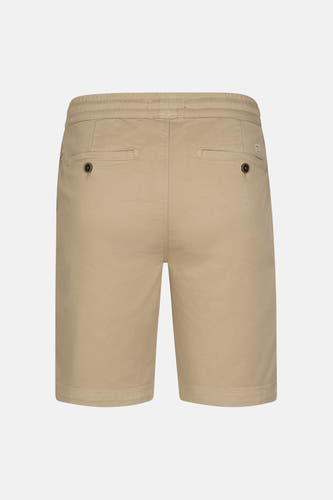 Short beige de Petrol Industries, avec des poches arrière et une ceinture élastique.