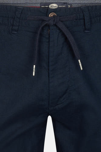 Short bleu marine de Petrol Industries, avec une corde et une fermeture à boutons, en un crop-up rapproché.