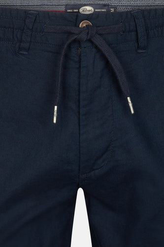 Donkerblauwe short van Petrol Industries, met een trekkoord en knoopsluiting, in een cropped close-up.
